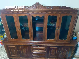  1 طاولة سفرة كبيرة مع ملحقاتها