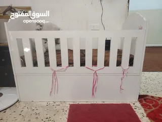  1 تخت بيبي تفصيل خشب ثقيل مع درج وكاله