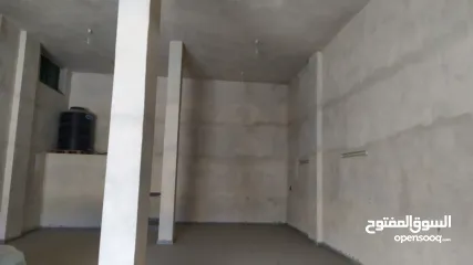  1 مخازن للايجار بالقرب من دوار عزموط على الشارع الرئيسي  مساحة 140 متر مربع