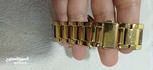  5 ساعة guess ذهبية اللون