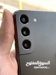  1 سامسونج جلاكسي اس 22 عادي 256 جيجا جهاز نظيف جداً لزقته عليه الجهاز تقريباً جديد مش شبه جديد