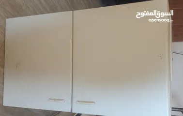  1 مطبخ شايش  طول 2 متر  مع دفات خشب..مع روفوف علويه  عدد 2 بنفس طول الشايش  بحاله ممتازة