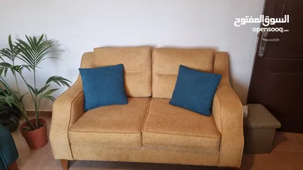  4 طقم كنب 7 مقاعد للبيع طاولة وسط + جانبيات