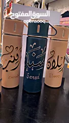  1 سخانة حافظة الحرارة يتوفر كتابة جميع الاسماء معها بيجي معها تلت كاسات