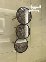  2 3 طاولات عليها اشكال بحالة جدا جيدة