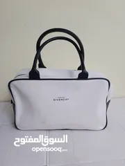  1 sac à parfums Givenchy