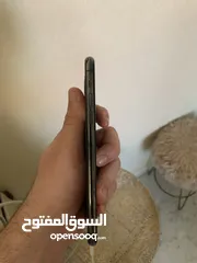  6 آيفون 11 برو ماكس بحالة وكاله مساحة 64 جيجا  بطارية 79٪؜ استعمال 3 سنين وارد كندي