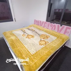  4 غرفة نوم بنات بحالة جيدة تختين مفردات وخزانة ومكتب مع جوارير ورفوف ومراية وكرسي دوار