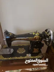  1 ماكينة خياطة ماركة سنجر الاصليه (الفراشه) مستعملة بحالة جيدة مع طاولة خشب صغيرة