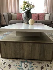  5 طاولة صالة بالون ابيض و خشبي مع تصميم يناسب جميع الديكورات يمتاز بسهولة التنظيف و يحتوي على خزانتين
