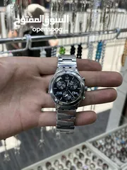  1 ساعة يد من ماركة Swatch السويسرية وهي معروفة بتصاميمها الأنيقة وجودتها العالية.