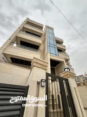  1 شقة ارضية مع ترس امامي و جانبي و باربيكيو خلف المدارس العالمية منطقة الحويطي تشطيب فندقي