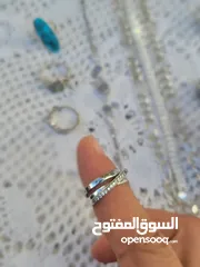  5 فضه سنسال وزنه 33 اسوارة وزها 19 وفي خاتمين باندورا وخاتم فيروز وخاتمين ستاتي واسوارة عين زرقا وخاتم