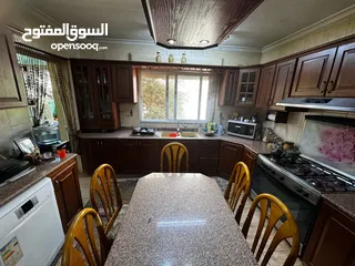  3 مطبخ خشب بلوط صولد بحاله جديده مساحة المطبخ 4×5 لون بني