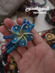  7 أساور خشب وواحدة حديد (بني أزرق ملون)