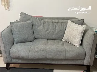 2 طقم كورنر حرف Lمع ثنائية 7مقاعد بحالة جيدة جدا  الدوار السابع مع خزانه التلفزيون