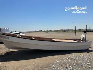  1 قارب للبيع مع المكينه