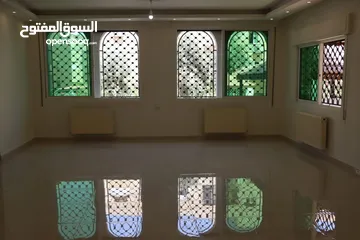 7 فيلا/بيت للبيع من ثلاث طوابق مساحة البناء 700متر مربع مساحة الارض600م2