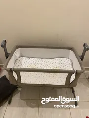  1 سرير اطفال وكم غرض للطفل