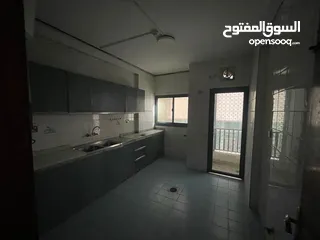  7 ( محمود سعد )  للايجار السنوي في الشارقة شقة غرفتين وصالة مع بلكونة اطلالة بحرية مع خزائن في الحائط
