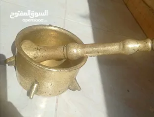  2 مقتنيات اثريه هون نحاس اصلي  طبعا اللي عارف قيمته كويس هو اللي عارف أنه بدخل في تصنيع الدهب