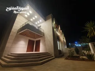  9 فيلا في طريق المطار قرب جامعة الشرق الاوسط  ببركة سباحه خاصه