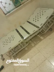  1 سرير طبي بحاله ممتازه