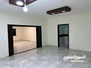  2 شقة طابقية طابق اول 3 غرف نوم 3 صالات 3 حمامات نظيفة جداً البناء 5 سنوات  الحي الشرقي قرب حديقة تونس