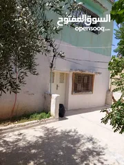  12 بيت مستقل للايجار 130 متر خمس غرف ومطبخ وحمام لديه برنده كبيره حوله شجر مثمر والمنطقه هادئة 140دينار