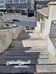  6 ارض ومنزل للبيع في ماركا نمره ثنين عن الشارع والسوق وفي دخله ع الارض من الخلف