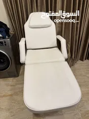  1 سرير مساج او تجميل مع كرسي وترولي