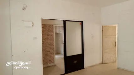  1 شقة أرضية في المنارة -شارع الحر بن عبد الرحمن - بقرب بقالة الصوالحي ومكتبة لؤلؤة الرحمن - من المالك