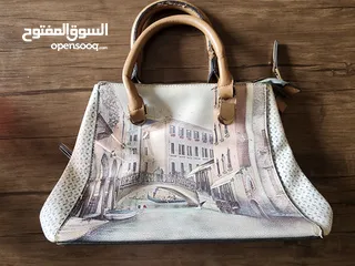  1 للبيع شنطة يد نسائية مستعملة بحالة ممتازة ماركة بارفوا عليها طبعة مدينة البندقية