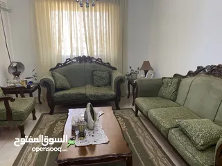  1 طقم كنب بحالة ممتازة معه طاولة خشب وطاولة تيليفزيون