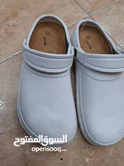  4 كروكس طبي لجميع المقاسات  ب 8 دنانير فقط