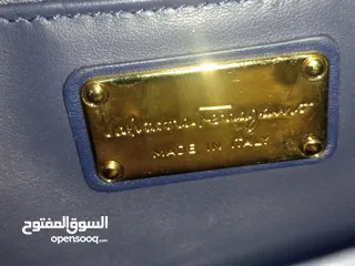  10 Salvatore Ferragamo bag made of soft leather, made in Italy  حقيبة سلفاتوري فيراغامو مصنوعة من الجلد