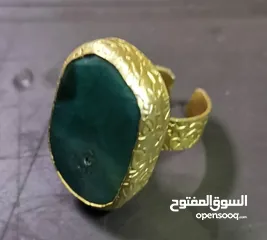  1 خاتم عباره عن خليط معادن ع حجر عقيق