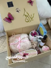  2 شموع معطرة وهدايا حسب الطلب