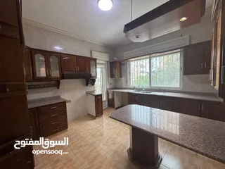  8 شقه طابق اول 190 متر خلف سوق السلطان