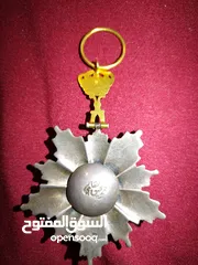  3 نيشان ملكى وزن41, 41 جرام من الدهب والفضه وعقدفضه من الاحجار الكريمه وطوابع قديمه نادره