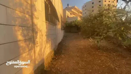  11 ارض مع بناء قائم