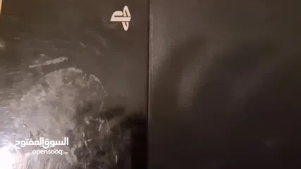  8 بلايستيشن 4 اول اصدار مع ايدين وحده خربانه ووحده لا الحمرا خربانة و السودا لا البلايستيشن بدها تنضيف