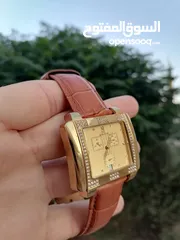  1 ساعة موناليز اصلية مطلية ذهب عليها احجار ألماس