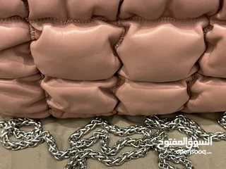  4 شنطة صغيرة زهرية أنيقة وأنيقة للبيع - مناسبة للمشاوير والطلعات  اليومية بحالة ممتازة ونظيفة جداً جيد