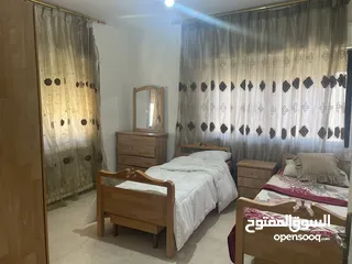  9 شقة واسعة للإيجار ذات اطلالة في شارع الجامعة