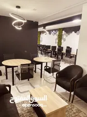  9 اثاث مكتبي كراسي شبك/ مدير جلد /طاولات اجتماعات / مكاتب فردية شبه جديد لمركز دراسي لم يعمل