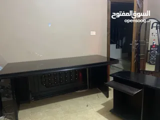  1 مكتب للشركات خشب اصلي مستعمل يوم واحد بحاله جديده و مكتب صغير يوجد معو
