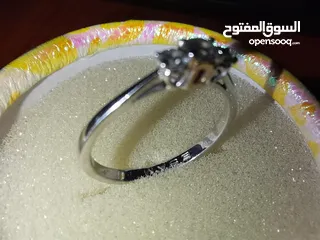  2 خاتم ذهب ابيض 3 فصوص ألماس من دماس - one 18k White and pink gold ring Three Natural Diamonds