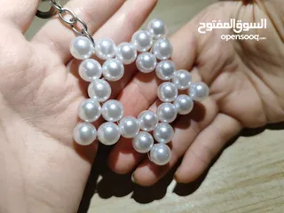 2 ميداليات واساور وتوزيعات أعراس وحقائب من الخرز