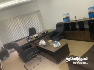  1 اثاث مكتبي للبيع مكتب مدير مع الملحقات و مكتب السكرتيرة وطقم كنب جلد وكرسي المدير وكراسي استقبال